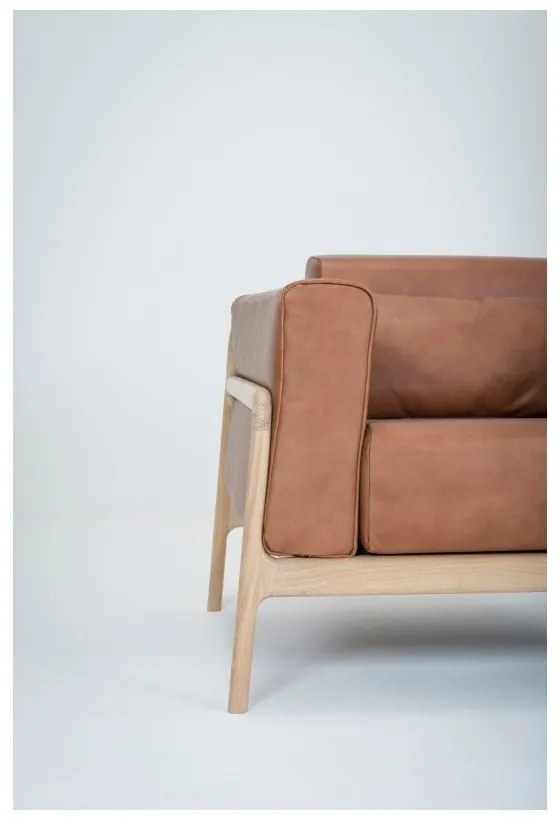 Koňakovohnedé kreslo z byvolej kože s konštrukciou z masívneho dubového dreva Gazzda Fawn