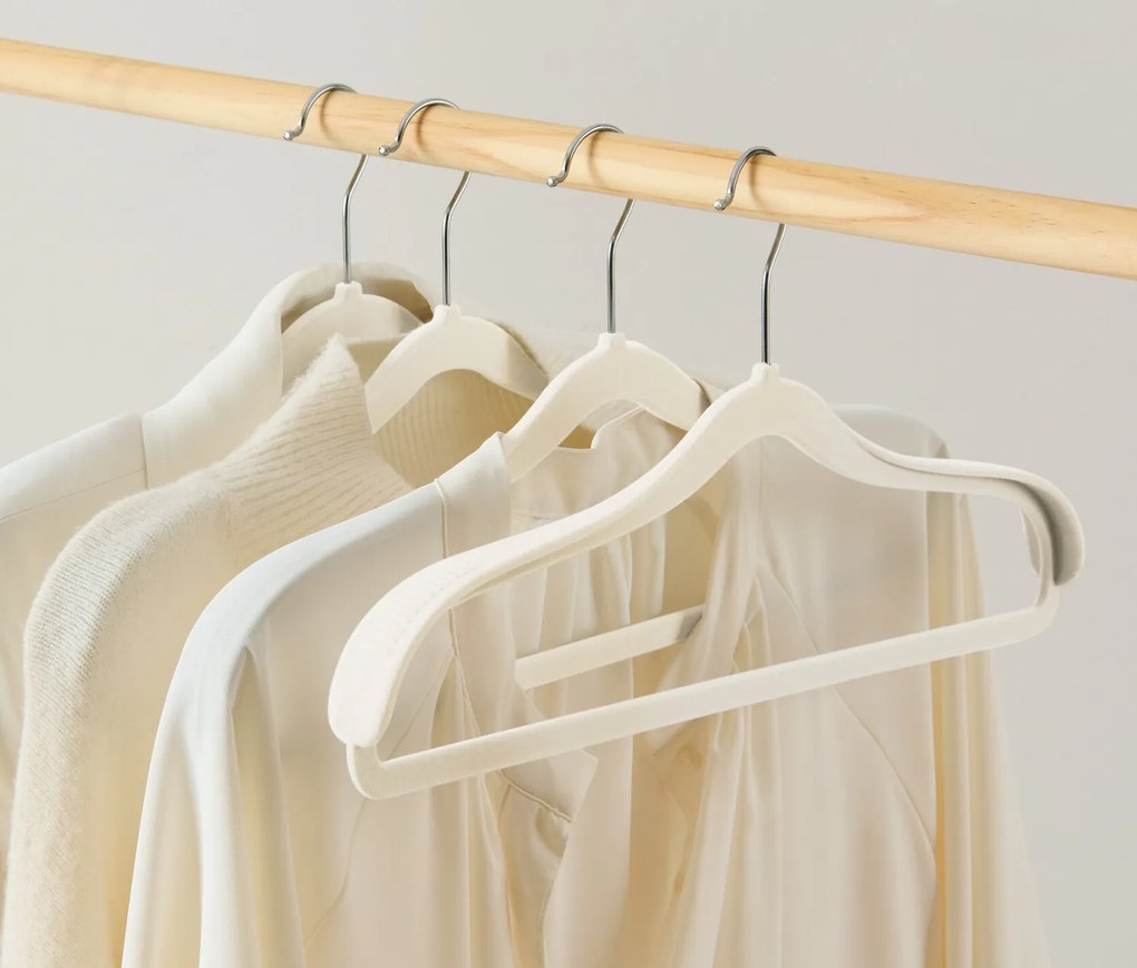 Vešiaky na šaty s rozšírením v oblasti pliec, 4 ks