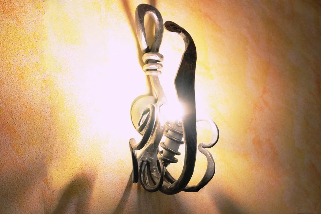 UKM -  Kované svietidlo KOREŇ - interiérová lampa