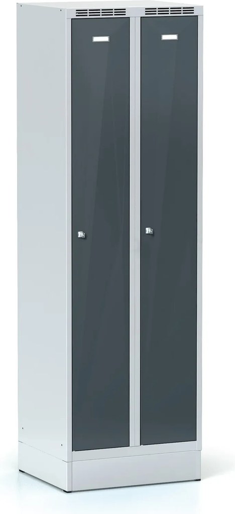 Kovová šatníková skrinka S7 na sokli, 2-dverová, 1904 x 600 x 500 mm, demont, otočný zámok, tmavosivé dvere