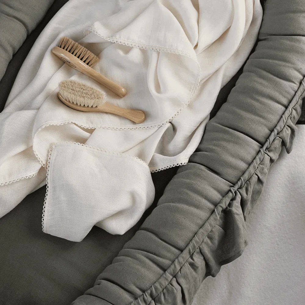 Ľanové hniezdo pre bábätko s volánom olivová