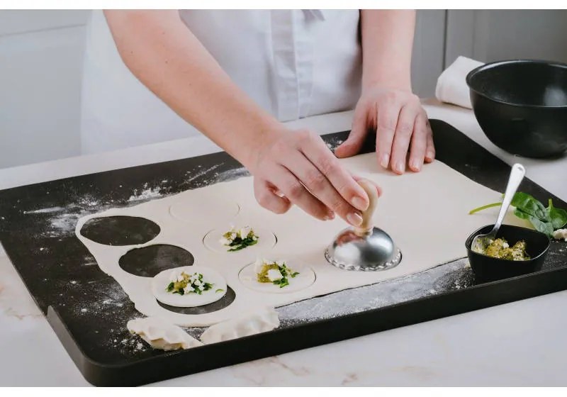 Zeller Present Vaľok na cesto so zvýšeným okrajom, silikónový pevný, 50x40, čierna