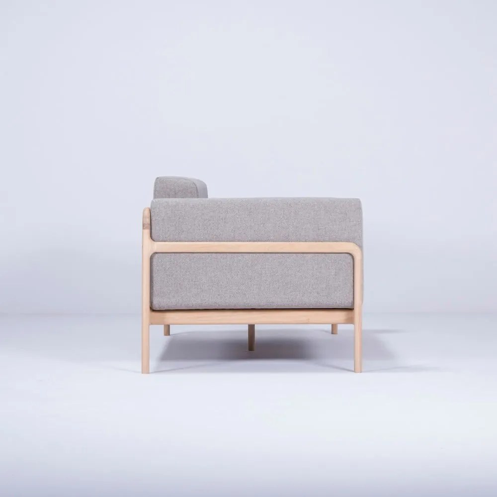 Sivá pohovka s konštrukciou z masívneho dubového dreva Gazzda Fawn, 180 cm