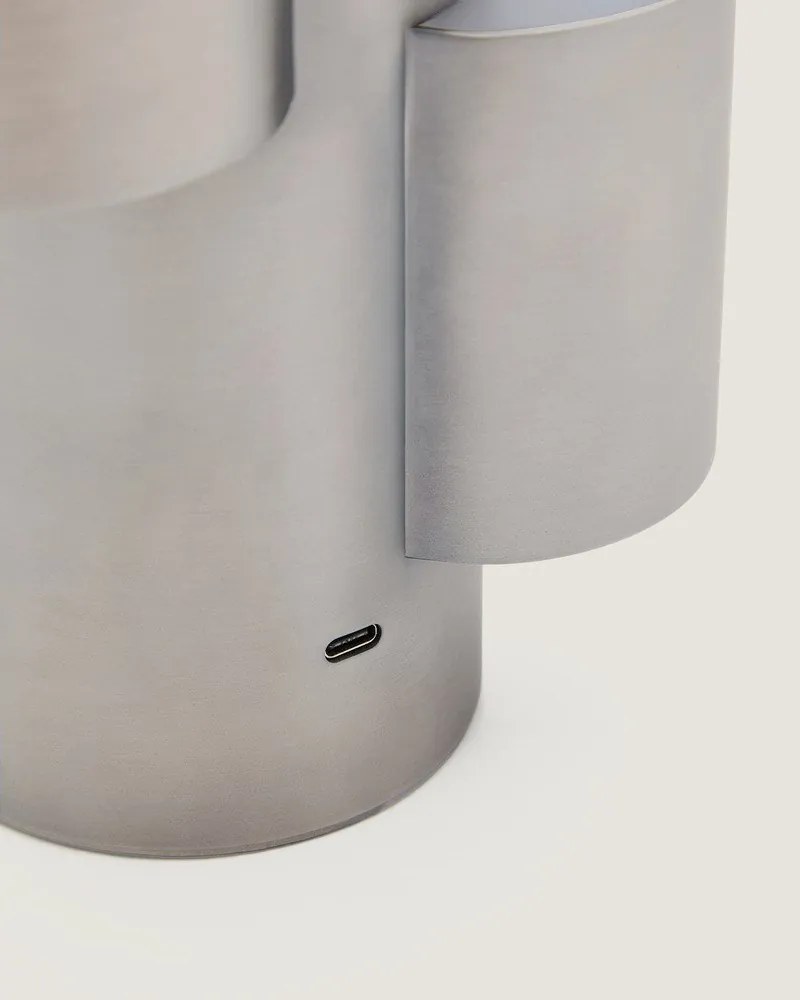 Kovová LED stmievateľná stolová lampa v striebornej farbe (výška 26,5 cm) Adrina – Kave Home