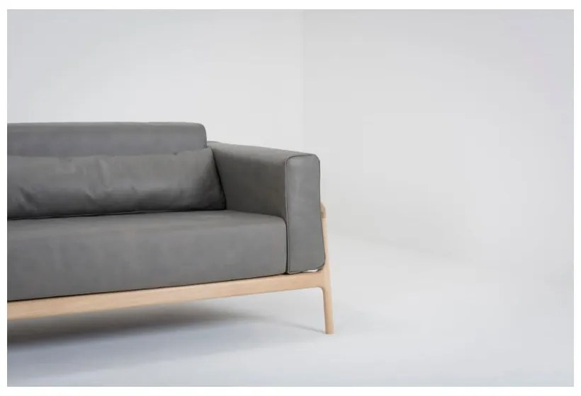 Tmavosivá pohovka z byvolej s konštrukciou z masívneho dubového dreva Gazzda Fawn, 240 cm