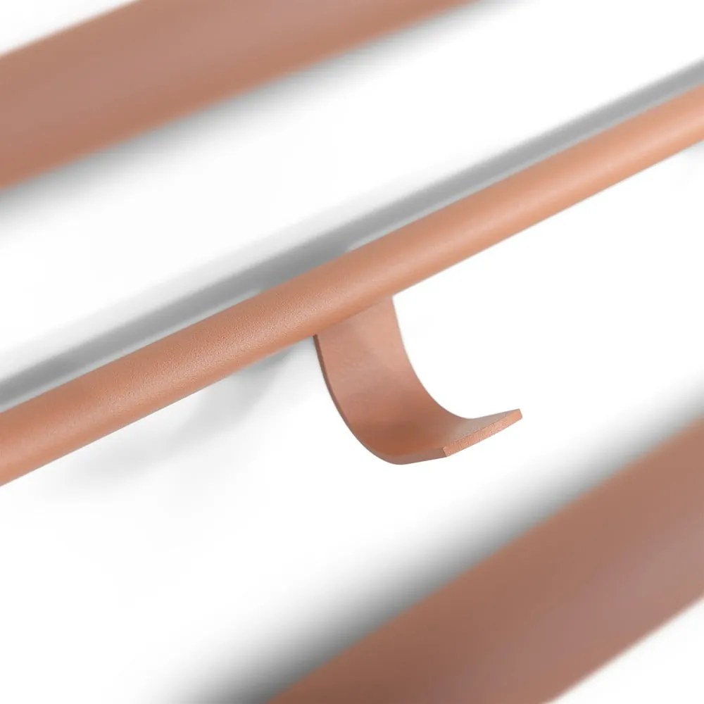 Kovový nástenný vešiak v lososovej farbe s poličkou 100 cm Rex – Spinder Design