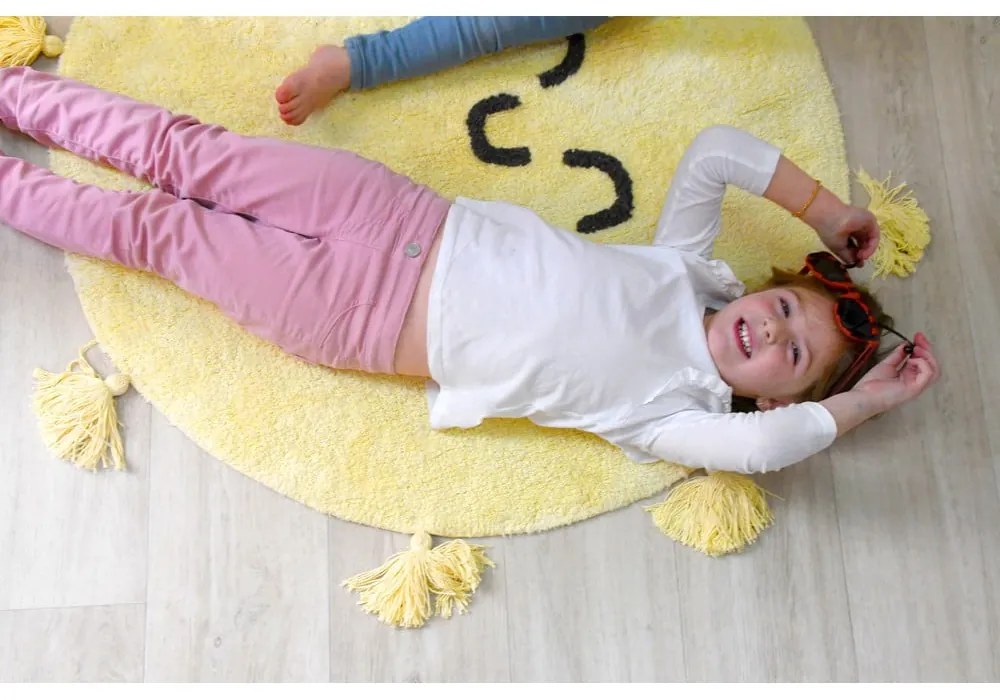 Žltý prateľný ručne tkaný bavlnený detský koberec ø100 cm You're My Sunshine – Lorena Canals