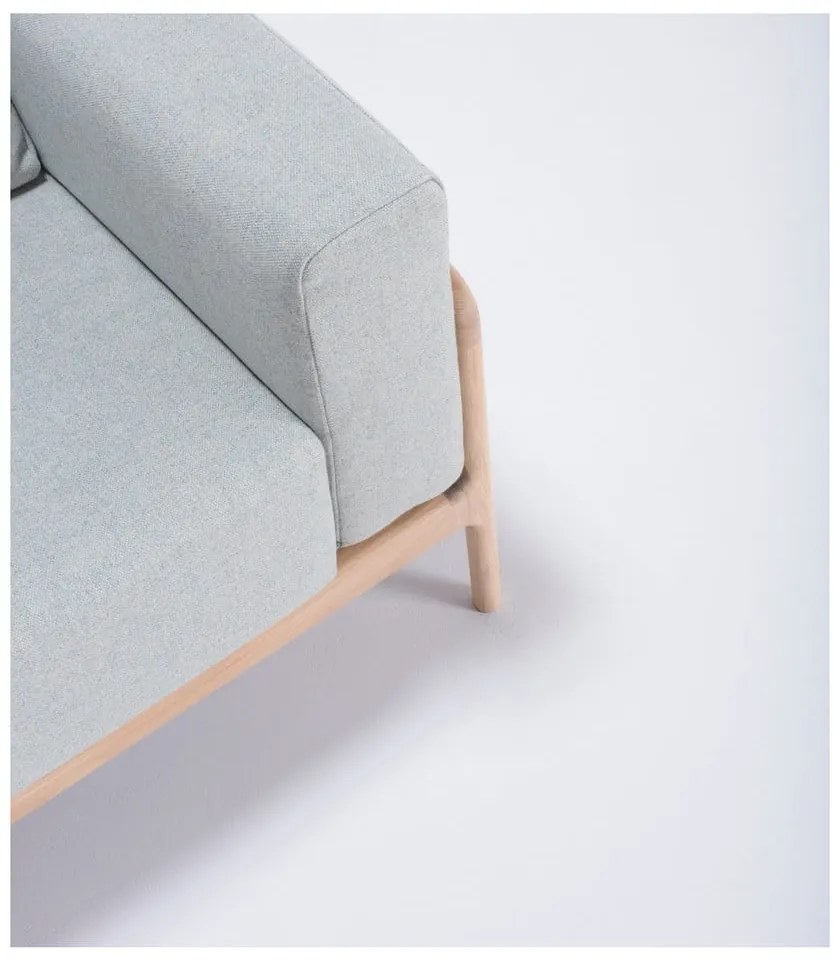 Kreslo s konštrukciou z dubového dreva s modrosivým textilným sedadlom Gazzda Fawn