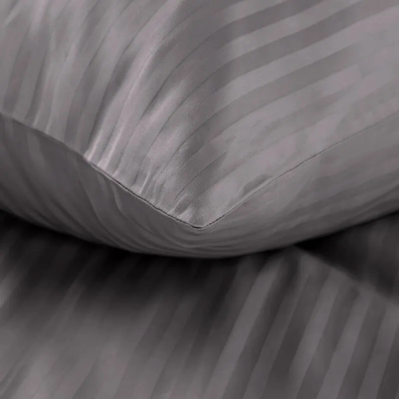 Dekorstudio Saténové posteľné obliečky VERA s jemnými prúžkami v oceľovosivej farbe Rozmer posteľných obliečok: Šírka x Dĺžka: 140x200cm + 1ks 70x80 cm