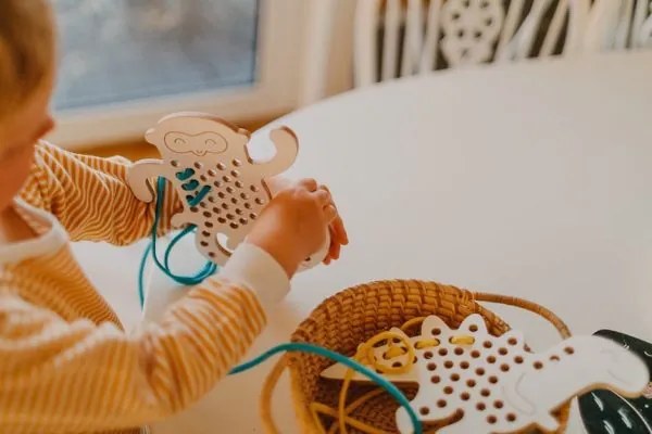 Montessori drevená prepletacia hračka - opice