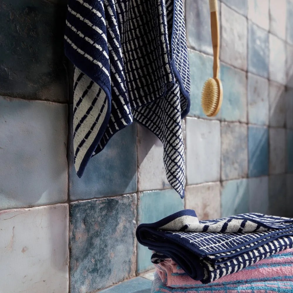 Biela/modrá froté osuška s prímesou bambusu 70x140 cm Nuance – JUNA