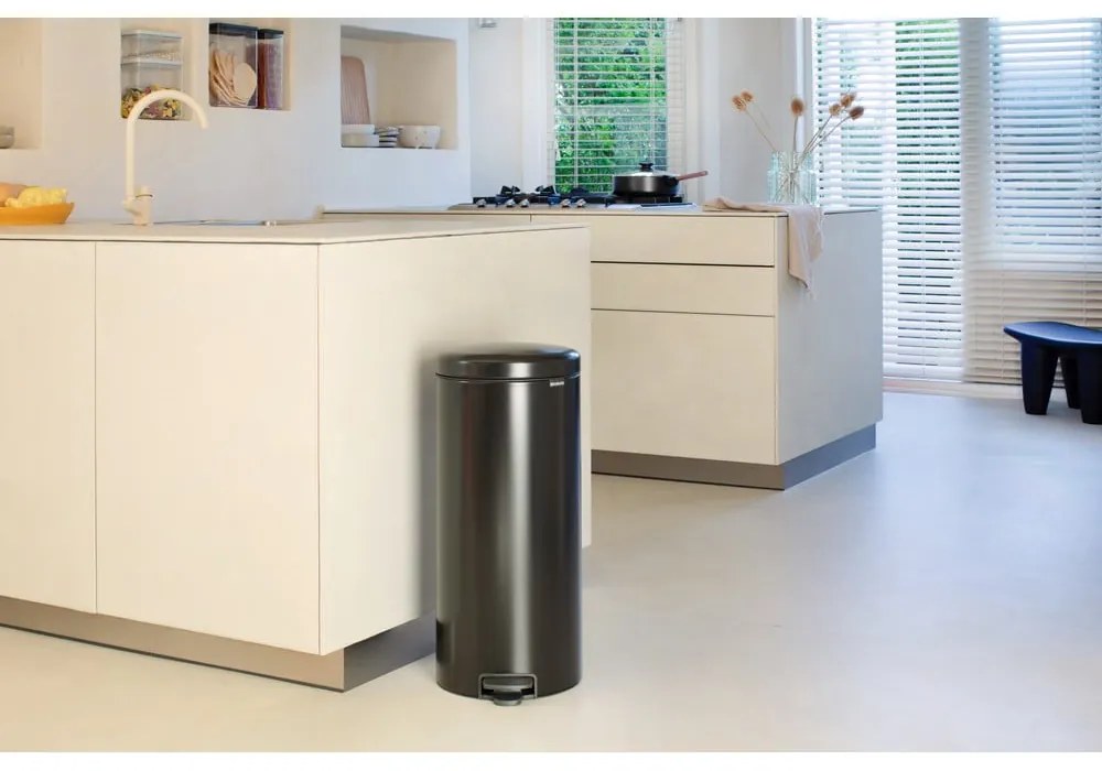 Matne čierny nášľapný oceľový odpadkový kôš 30 l NewIcon – Brabantia