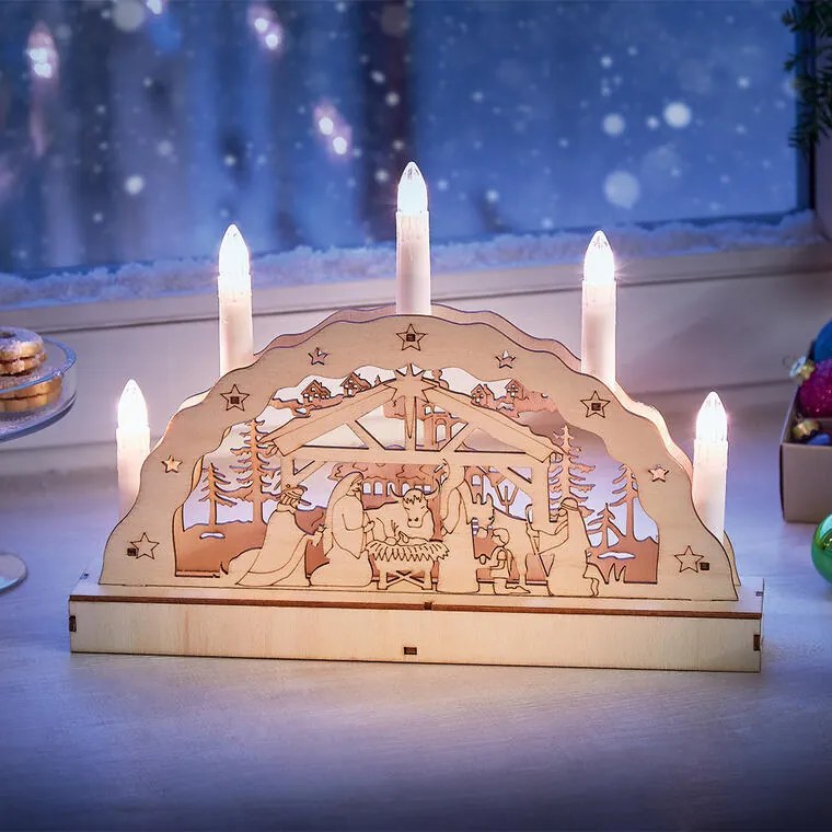 Drevený svietnik s betlehemom