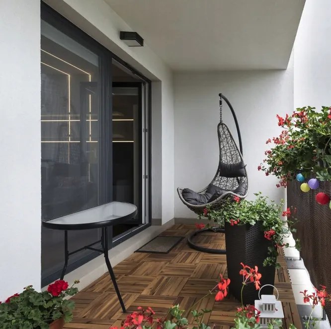 Pologuľatý balkónový stolík – sklenený s kovovou konštrukciou