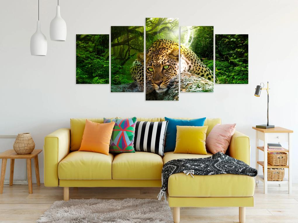 Artgeist Obraz - Leopard Lying (5 Parts) Wide Green Veľkosť: 100x50, Verzia: Premium Print
