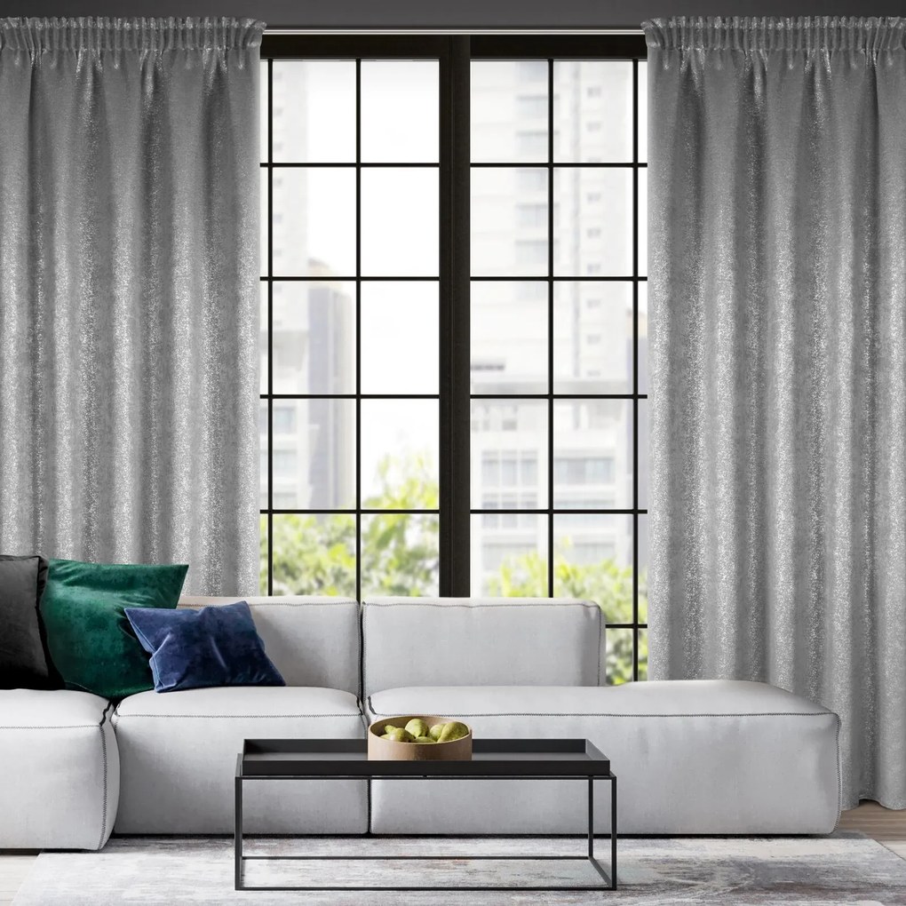 ZATEMŇOVACÍ ZÁVES NA PÁSKE EBRU 135X270 CM STRIEBORNÁ