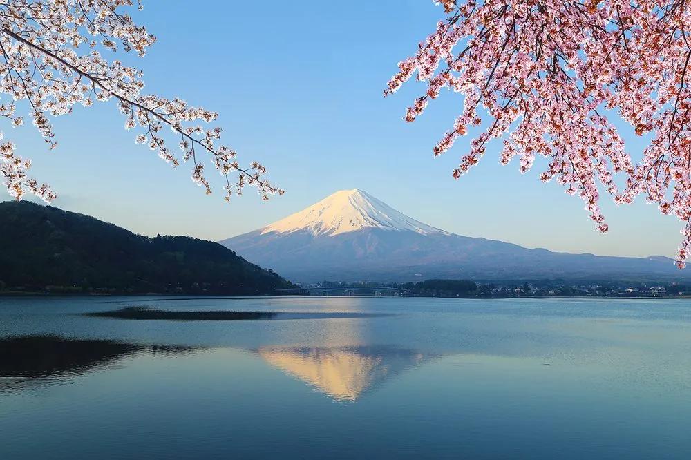 Samolepiaca fototapeta odraz Fuji na hladine jazera