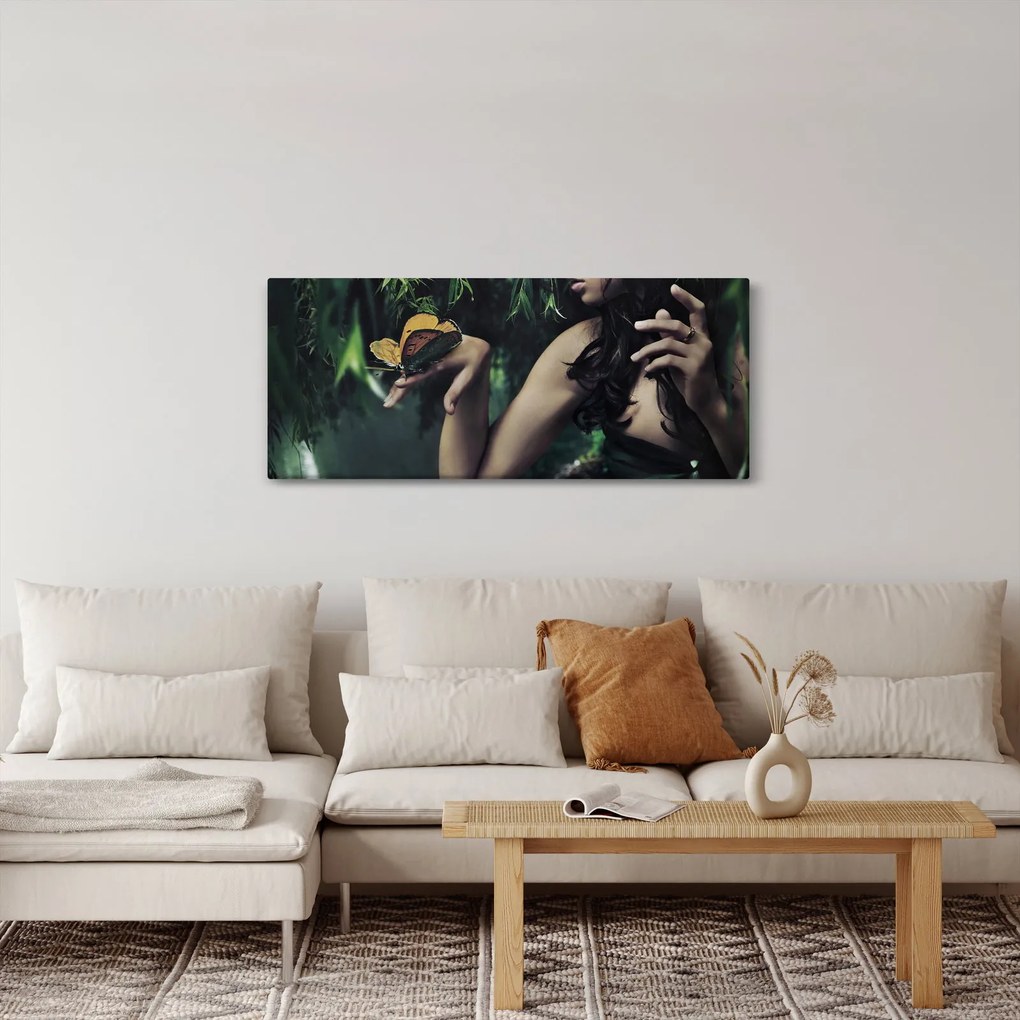 Obraz pôvabnej ženy s motýľom (120x50 cm)