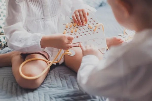 Montessori drevená prepletacia hračka - mačka