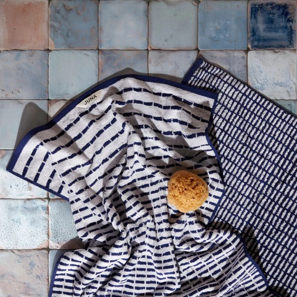 Biely/modrý froté uterák s prímesou bambusu 50x100 cm Nuance – JUNA