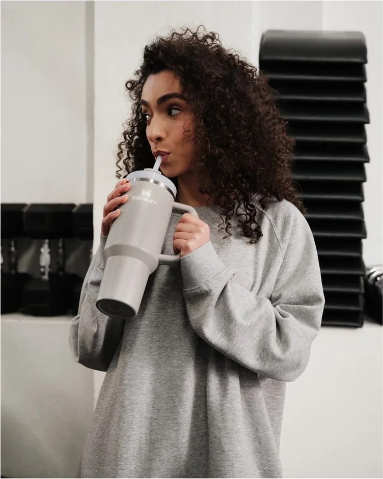 Svetlosivá termoska so slamkou z nehrdzavejúcej ocele 1,18 l Quencher H2.0 FlowState Tumbler Ash – Stanley