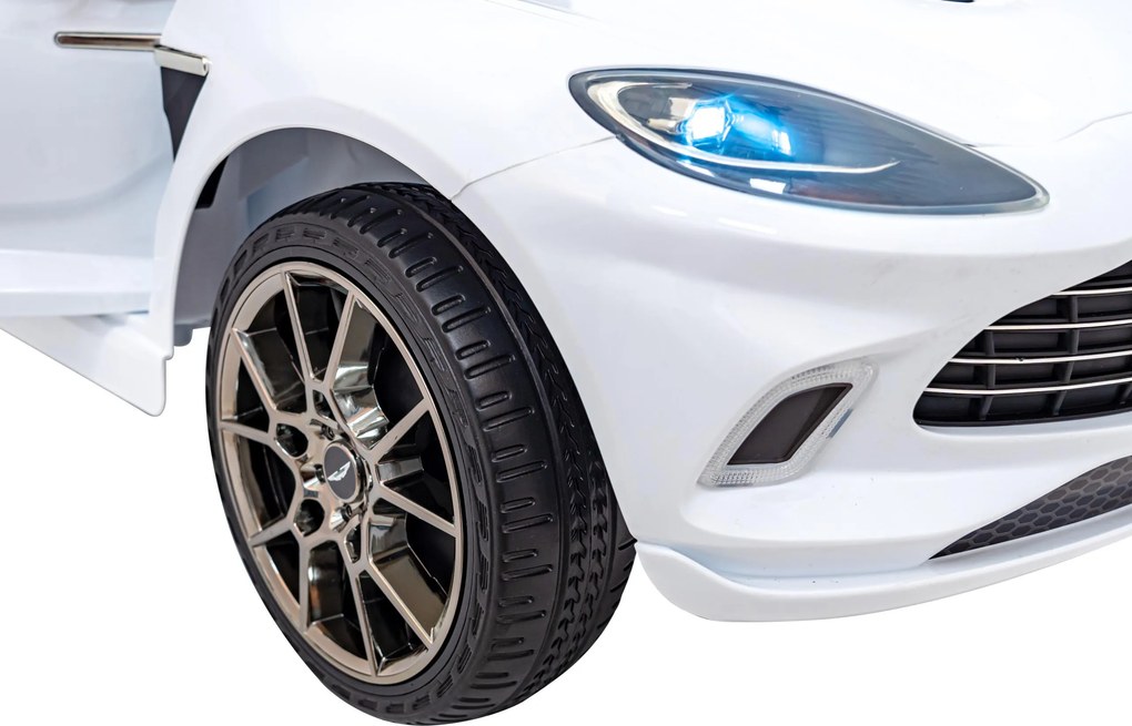 Ramiz Aston Martin DBX na batérie pre deti Biely + diaľkové ovládanie + EVA + pásy + pomalý štart + LED zvuk