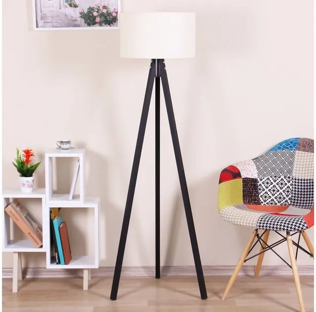 Čierna voľne stojacia lampa so svetložltým tienidlom lampa Kate Louise Siyah