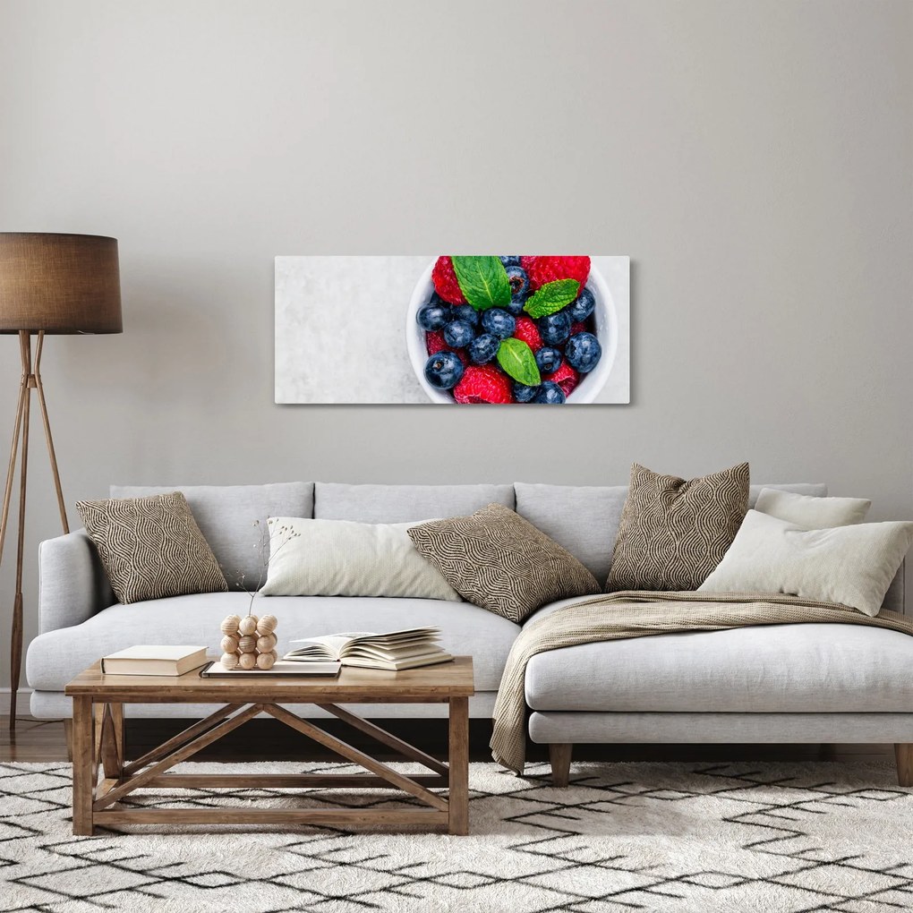 Obraz - miska s lesným ovocím (120x50 cm)