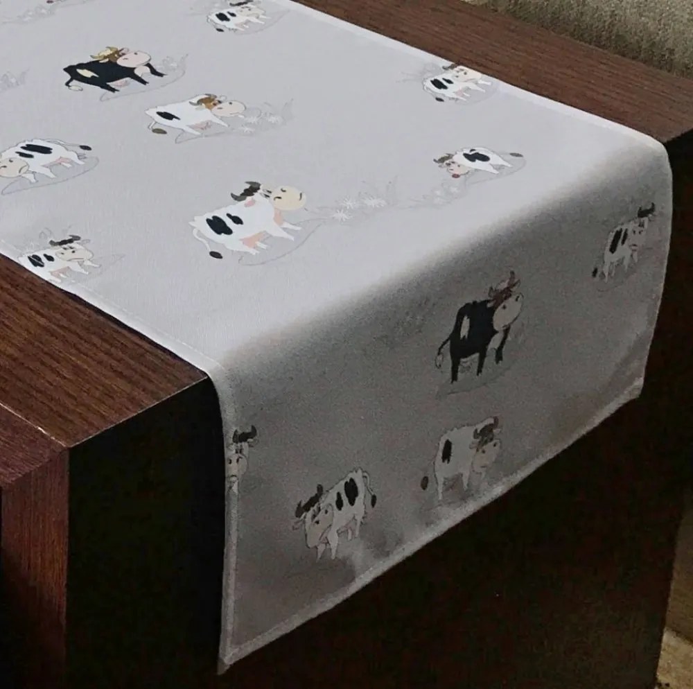 Behúň v svetlosivej farbe s potlačou veselých kravičiek Šírka: 40 cm | Dĺžka: 140 cm