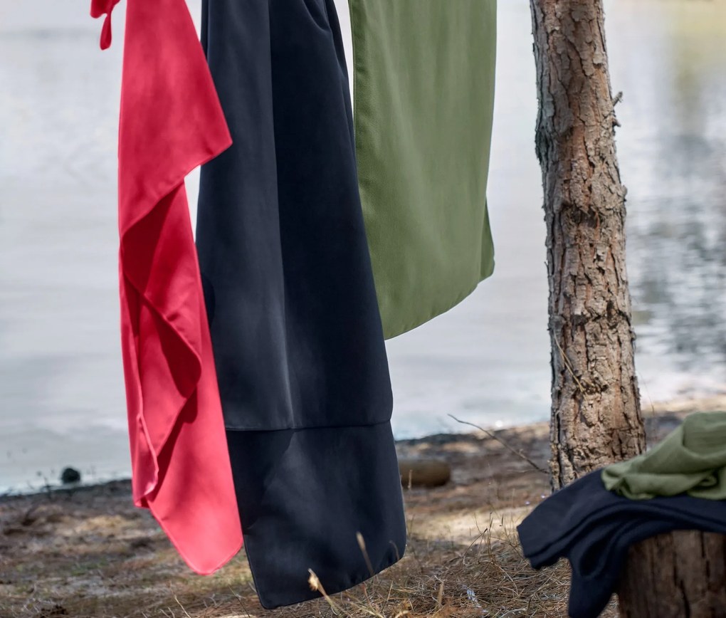 Outdoorový uterák, cca 50 x 100 cm