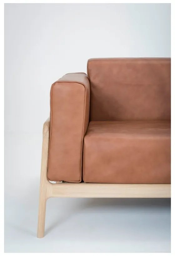 Koňakovohnedá pohovka z byvolej kože s konštrukciou z masívneho dubového dreva Gazzda Fawn, 210 cm