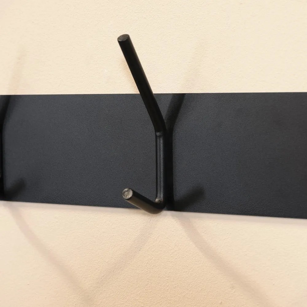 Čierny kovový nástenný vešiak Fusion – Spinder Design