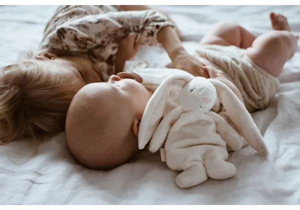 Moonie - Uspávačik s melódiou a svetlom zajačik cream