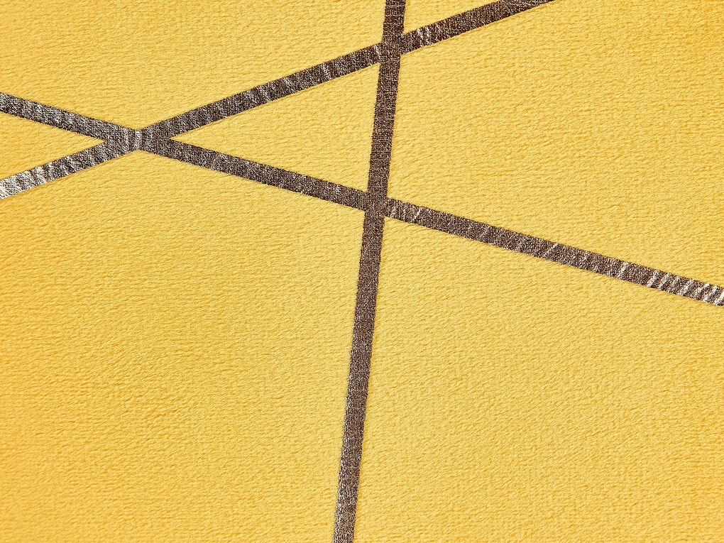 Sada 2 zamatových vankúšov s geometrickým vzorom 45 x 45 cm žltý PINUS Beliani