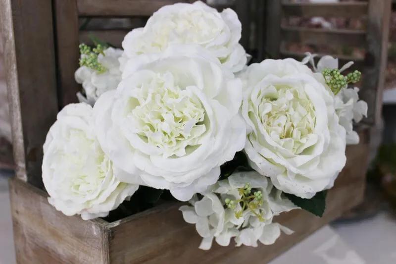 Biela kytica z ruží a hortenzií