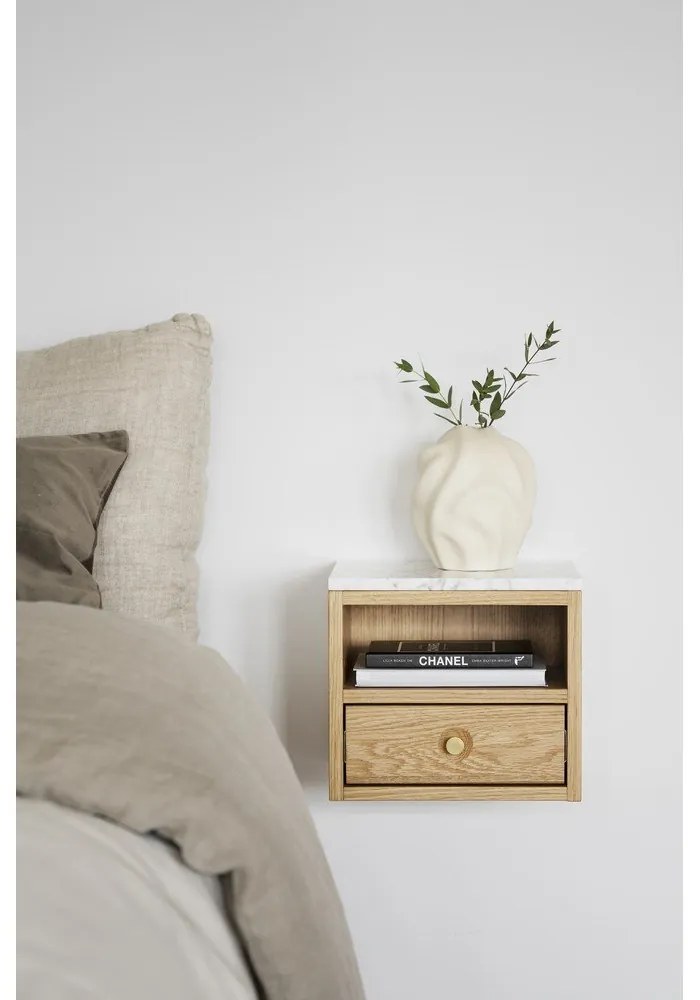 Nočný stolík s doskou v dekore mramoru v prírodnej farbe Whitmore – Rowico