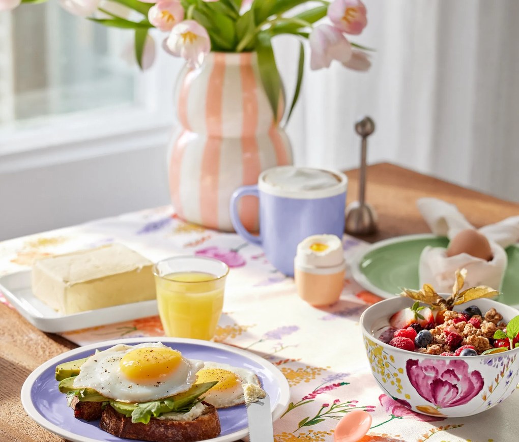 Behúň na stôl, biely s kvetinovou potlačou