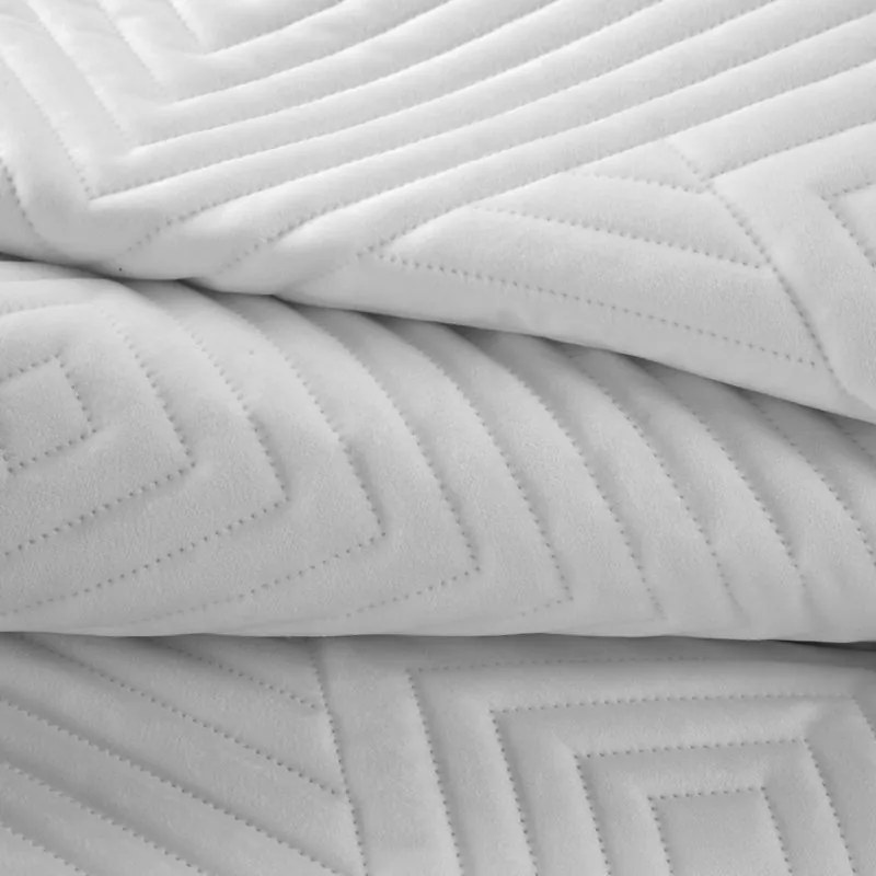 EUROFIRANY Exkluzívny prehoz na posteľ z mäkkého a na dotyk príjemného zamatu 230 cm x 260 cm biela 100 % polyester Rozmery textílií: 170 cm x 210 cm