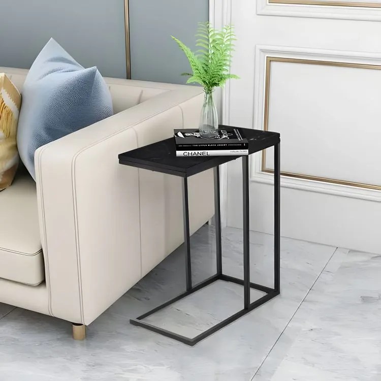 Čierny stolík s mramorovým efektom