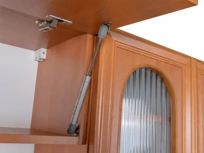 Kuchynská linka Ramiak 180/240, jelša / jelša, sklo oblúčik, U10 satyna, marmur jasný