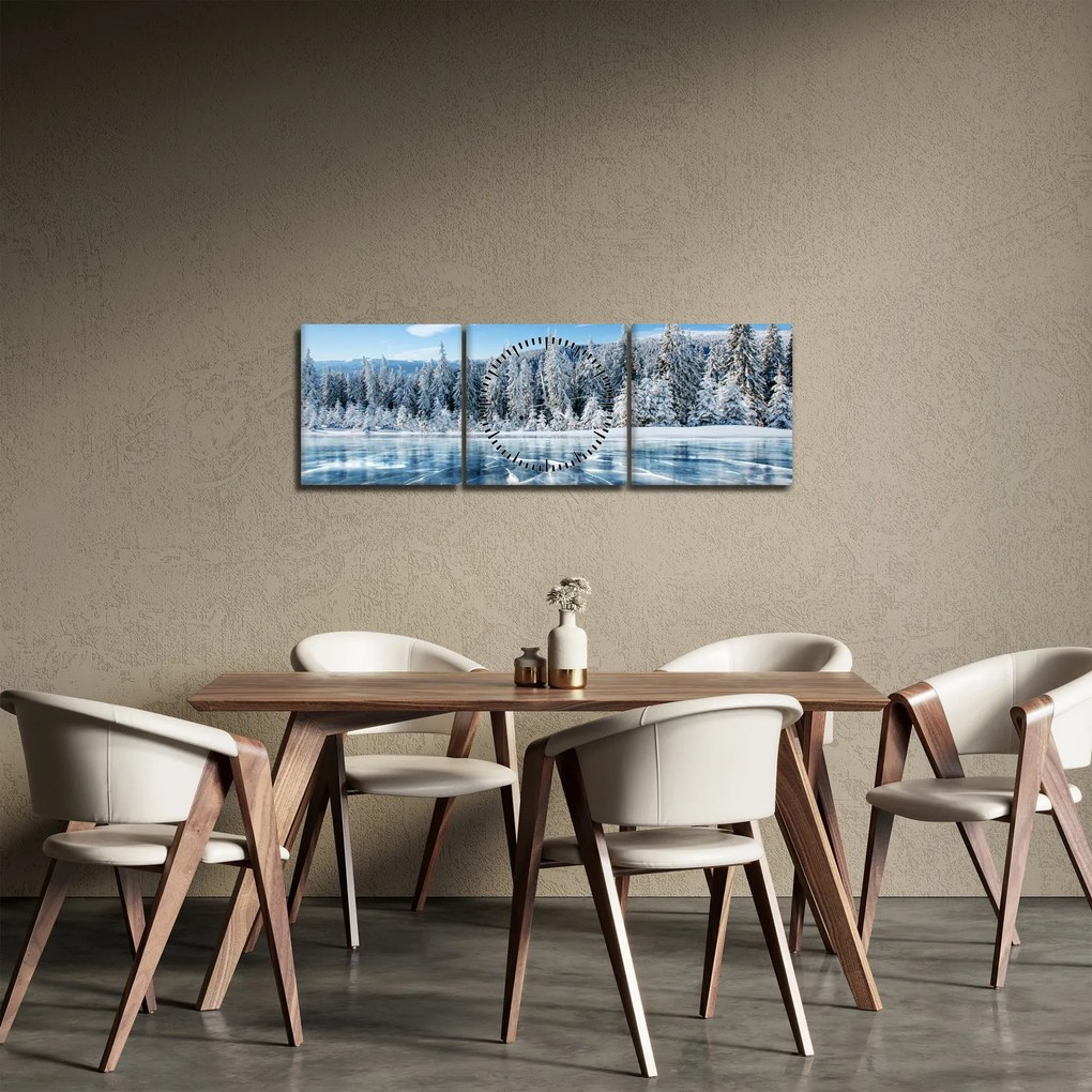 Obraz zamrznutého jazera a zasnežených stromov (s hodinami) (90x30 cm)