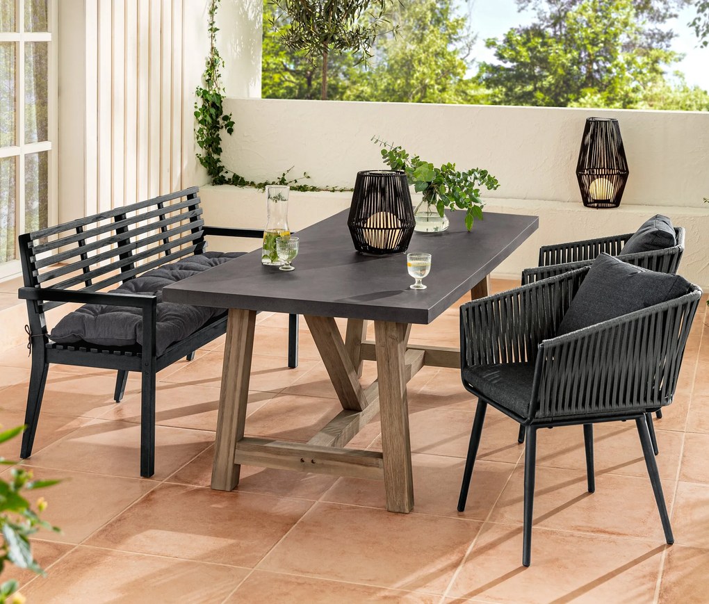 Záhradná lavica s opierkami rúk