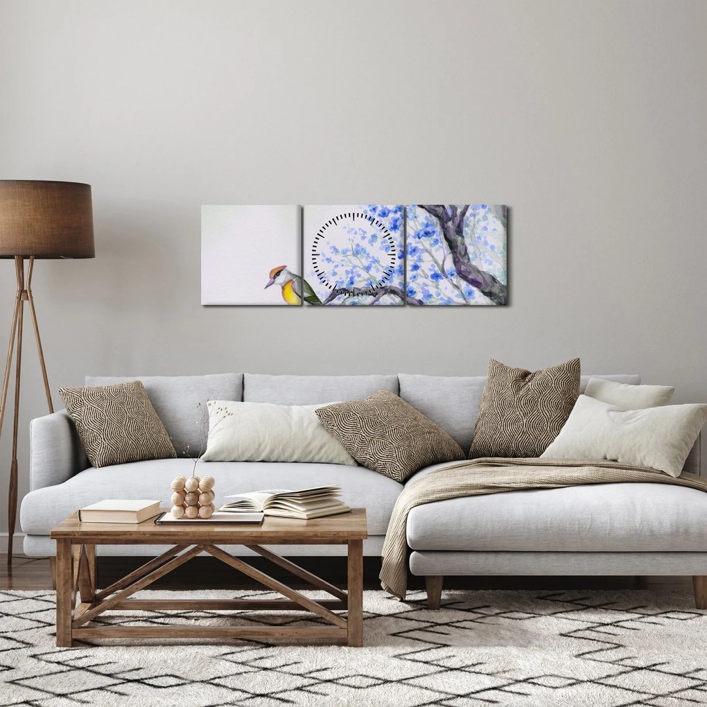 Obraz - Vtáčik na strome s modrými kvetmi (s hodinami) (90x30 cm)