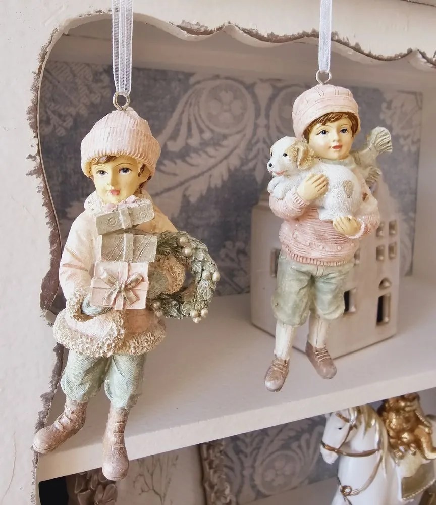 Ružová závesná dekorácia chlapec s darčekmi - 5*4*11 cm