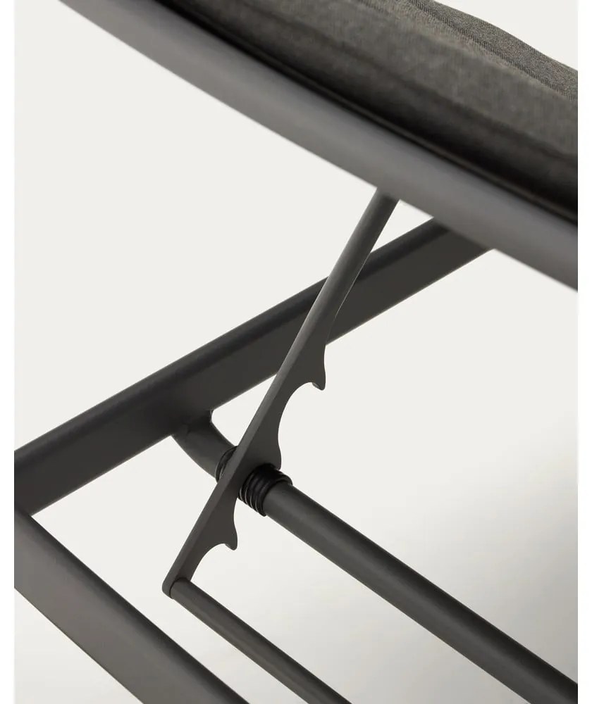 Čierne kovové záhradné ležadlo Marcona – Kave Home