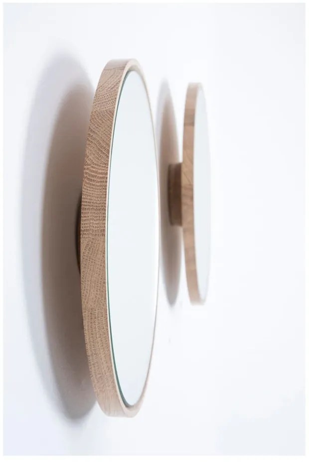 Nástenné zrkadlo s rámom z masívneho dubového dreva Gazzda Look, ⌀ 32 cm