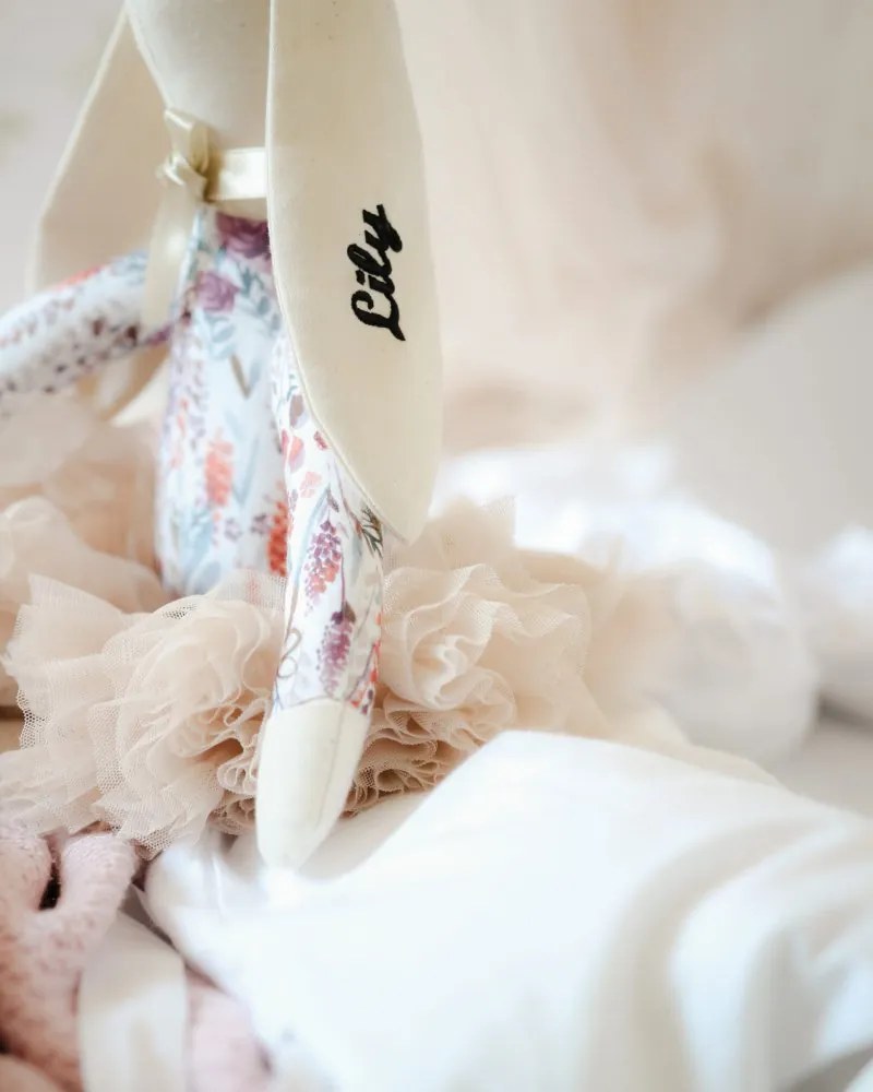 Plyšový zajačik kvety v béžovej sukni s menom dieťaťa