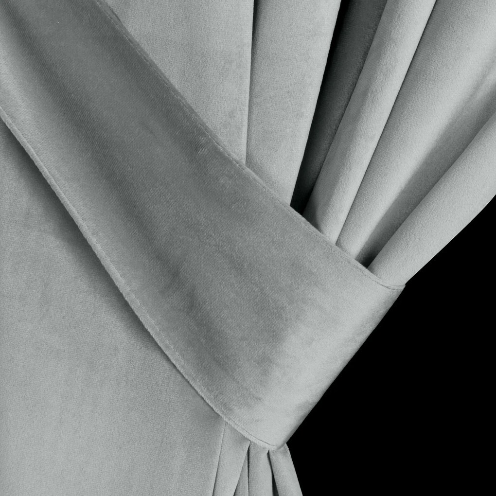ZATEMŇOVACÍ ZÁVES NA KRÚŽKOCH ANTARA 140X270 CM STRIEBORNÁ
