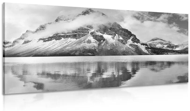 Obraz jazero poblíž nádhernej hory v čiernobielom prevedení - 120x60
