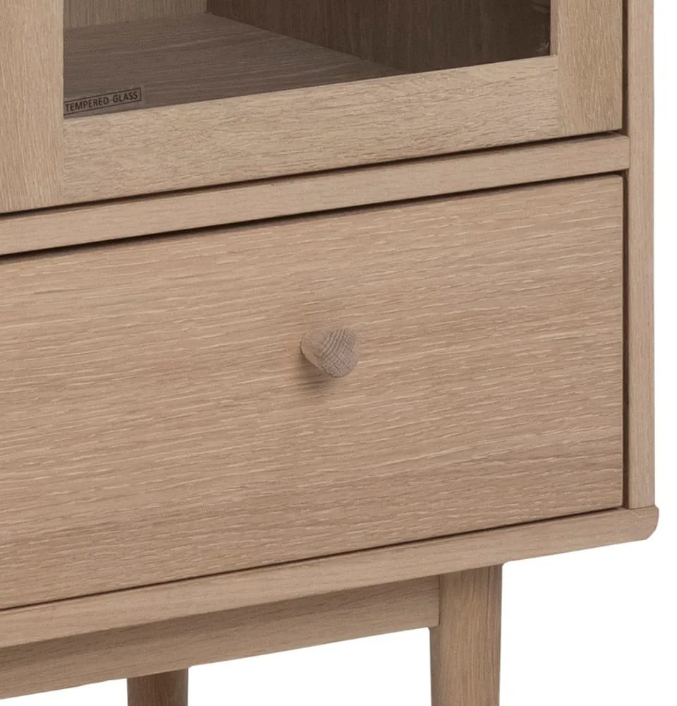 Vitrína v dubovom dekore Actona Aston